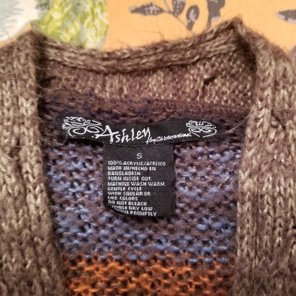 Ashley fall sweater cardigan. Has two buttons - Picture 3 of 3